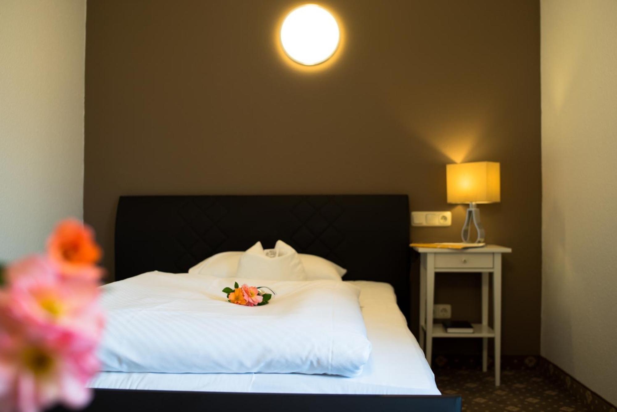 Hotel Leicht Biebelried Экстерьер фото